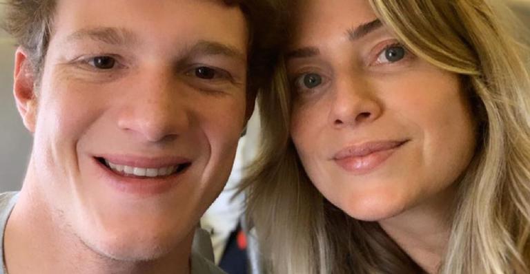 Letícia Spiller surge careca ao relembrar clique antigo com o filho, Pedro Novaes: ”Não tinha cabelo”