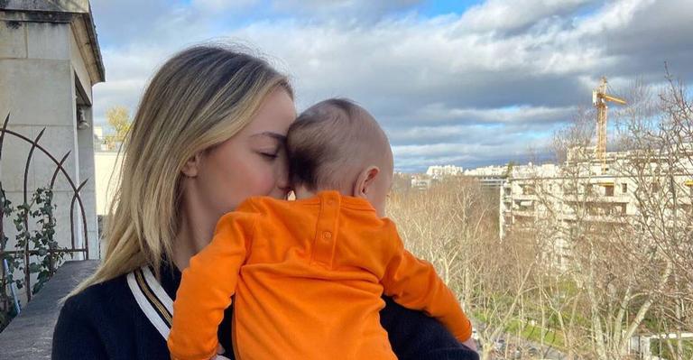 Mãe é mãe! Carol Dantas explode fofurômetro ao posar em lindo clique com o caçula