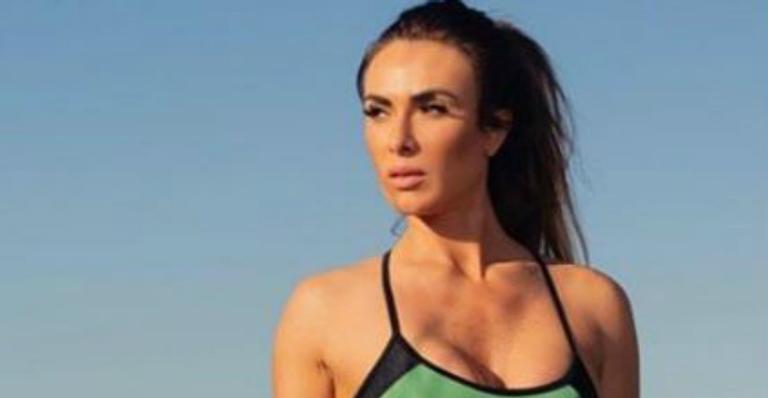 Nicole Bahls deixa barriguinha chapada à mostra e impressiona fãs com curvas perfeitas