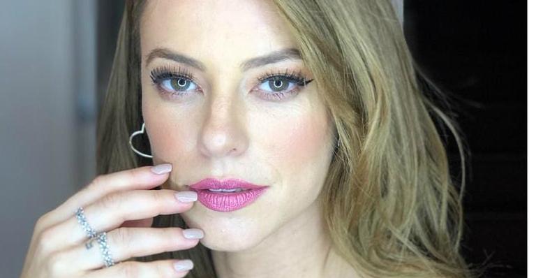 Paolla Oliveira deixa seios em destaque com top transparente e agrada: ”Perfeição”