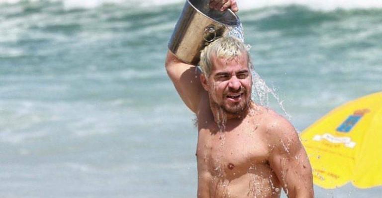 Thiago Martins aproveita as altas temperaturas e se refresca em cachoeira