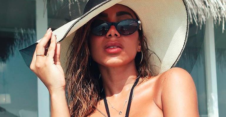 Longe da crise do coronavírus, Anitta posa com maiô ousado em viagem chiquérrima: ”Perfeita”