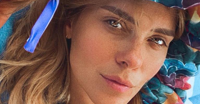 De biquíni, Carolina Dieckmann mostra suas medidas anti-coronavírus: ”Sol e mar”