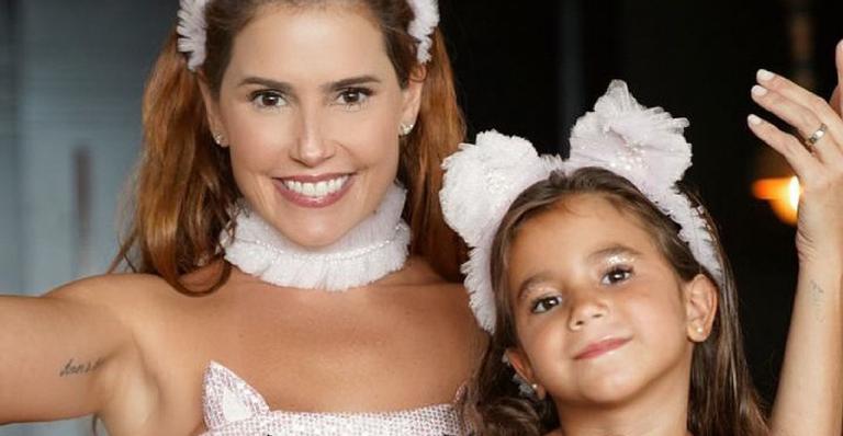 Deborah Secco compartilha clique da filha usando seu figurino: “Igualzinhas”