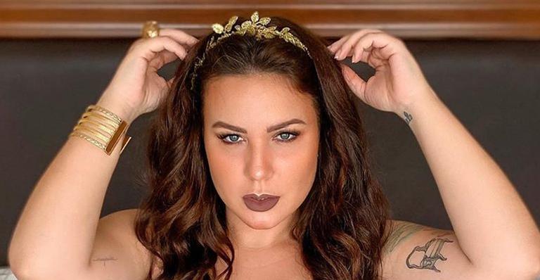 Ex-BBB Maria Claudia sensualiza de lingerie na cama e tamanho da calcinha choca fãs
