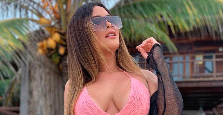 No Ceará, Geisy Arruda aposta em maiô de crochê e deixa volume indiscreto à mostra: ”Quem deu zoom?”