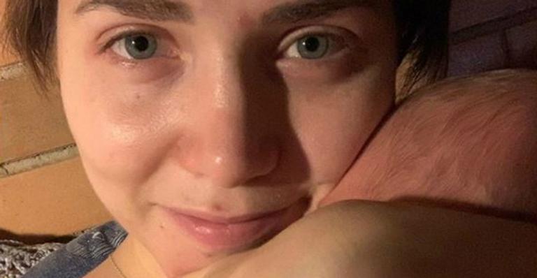Letícia Colin acorda internautas com vídeo emocionante ao lado do recém-nascido: ”Bebê lindo!”
