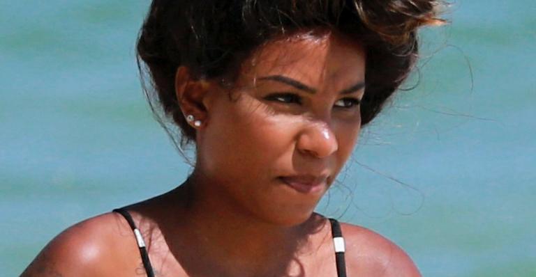 Ex-Fazenda Luane Dias rouba a cena em dia de praia com bumbum gigantesco
