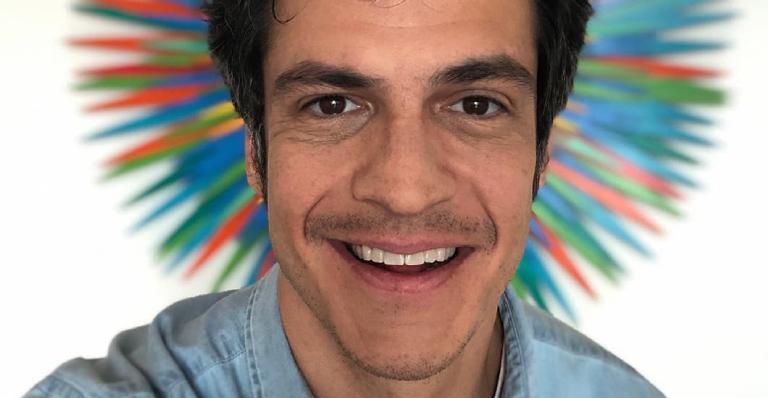 Mateus Solano surge agarradinho com a esposa e celebra união duradoura: ”Peguei há 12 anos”
