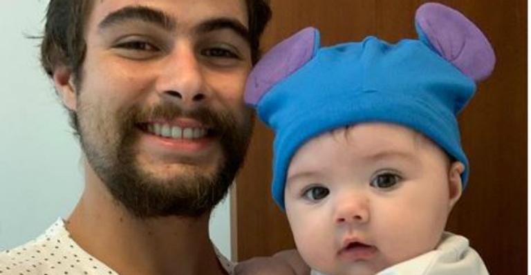 Fofura! Rafael Vitti derrete seguidores com momento de chamego com a filha, Clara Maria: ”E dormiu”