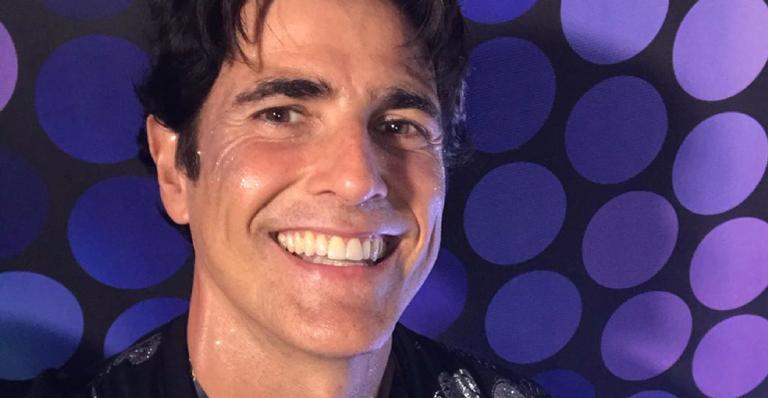 Reynaldo Gianecchini faz campanha publicitária com a mãe e encanta a web: ”Botei a mama para trabalhar”