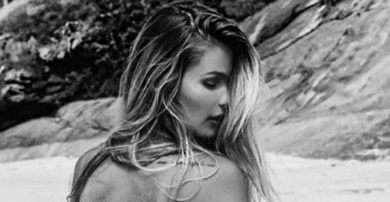 De topless, Yasmin Brunet ostenta bumbum poderoso em clique e arranca suspiros da web