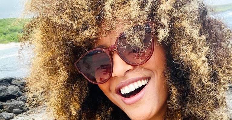 Sheron Menezzes desembarca em São Paulo com a mãe e tira onda de blogueirinha