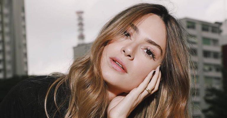 Thaila Ayala posa com o marido e o cachorro em momento lindo de carinho