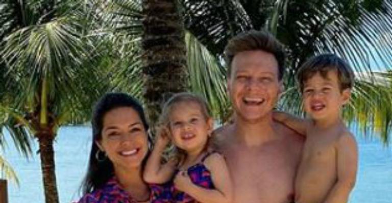 Thais Fersoza e Michel Teló levam os filhos para praia e atriz mostra a boa forma em raro clique de biquíni