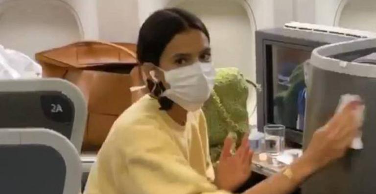 Coronavírus: Bruna Marquezine usa máscara e esteriliza assento de avião ao voltar dos EUA