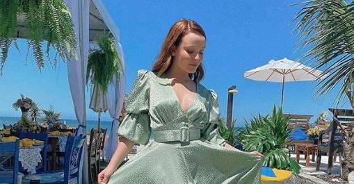 Larissa Manoela celebra união dos pais levando aliança ao altar