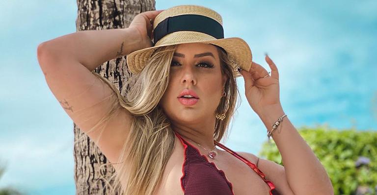 De biquíni mínimo, ex-BBB Patrícia Leitte posa com novo namorado e exibe bumbum poderoso