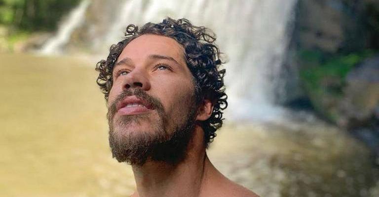 José Loreto ostenta corpo definido em dia de praia