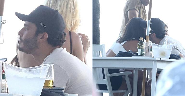 Thiago Rodrigues é flagrado trocando beijos apaixonados em quiosque na praia