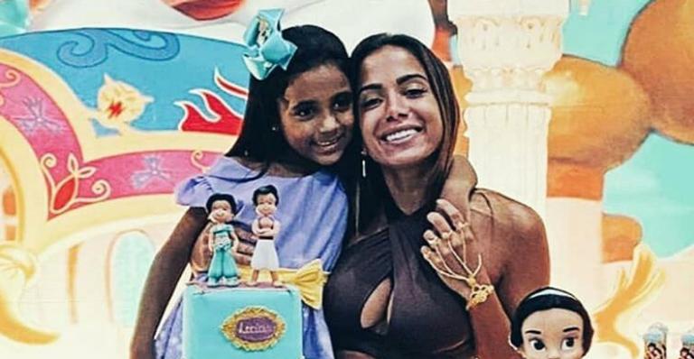 Anitta presenteia a sobrinha com uma festa de aniversário temática luxuosa