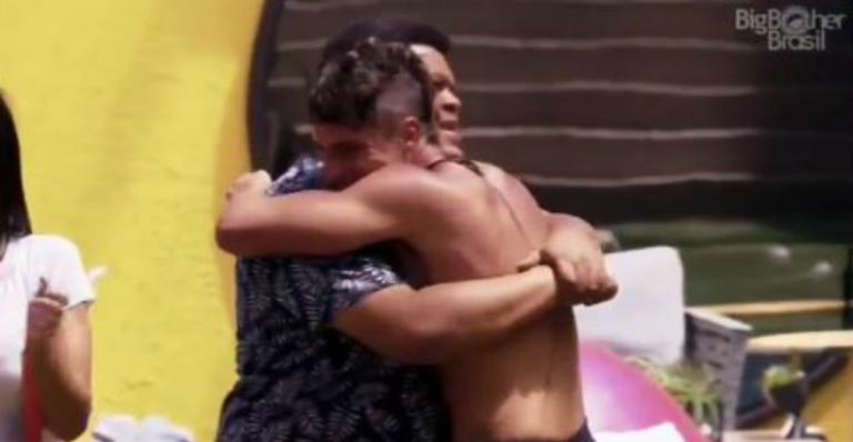 BBB20: Felipe Prior ganha atividade e presenteia filha de Babu com celular