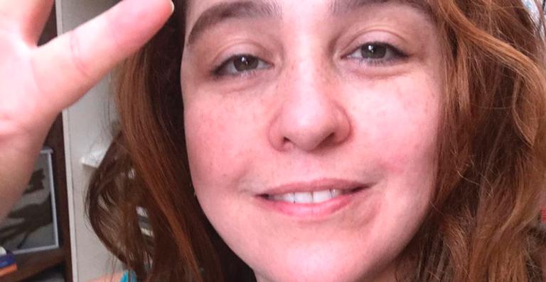 Atriz de ‘Amor de Mãe’, Debora Lamm aparece de camisola ao lado da esposa: ”Na quarentena”