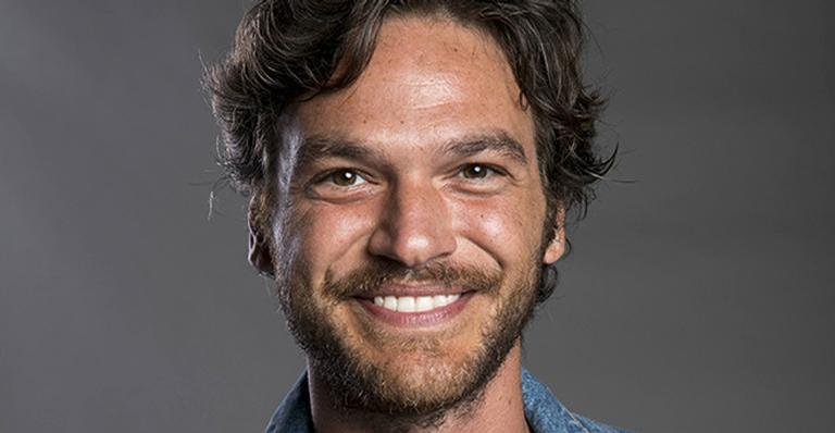 Emilio Dantas se diverte com filha de Bruno Gagliasso