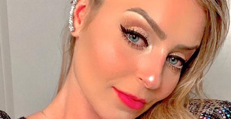 Ex-BBB Paula Von Sperling dá beijão no namorado durante viagem de férias