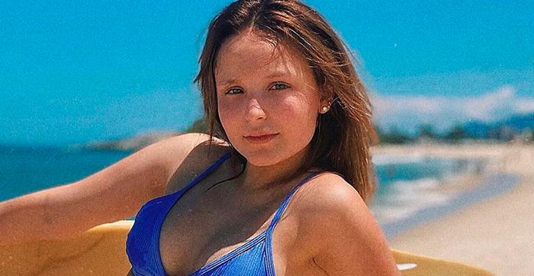 Com microbiquíni, Larissa Manoela deixa corpão roubar a cena em clique com o namorado
