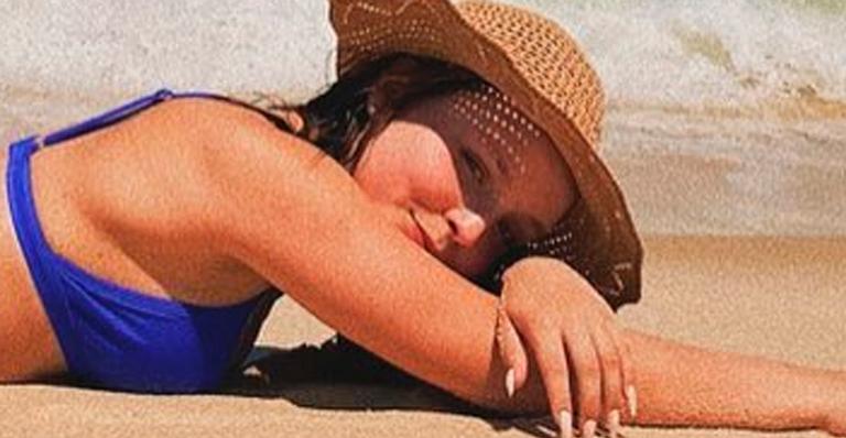 De bruços na areia, Larissa Manoela sensualiza com biquíni micro e seguidores aprovam: ”Sereia”