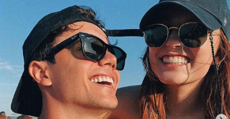 Larissa Manoela surge em momento íntimo com o namorado na praia: ”Eu e você”