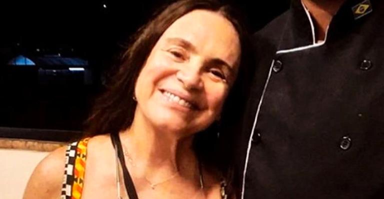 Em meio à pandemia do coronavírus, Regina Duarte abraça fãs em pizzaria