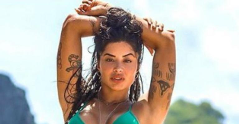 Aline Riscado de micro biquíni exibe corpão e tranquiliza seguidores sobre coronavírus: ”É mentira”