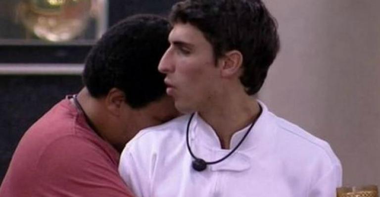 BBB20: Temendo eliminação, Babu ensina Prior a cozinhar e comove web