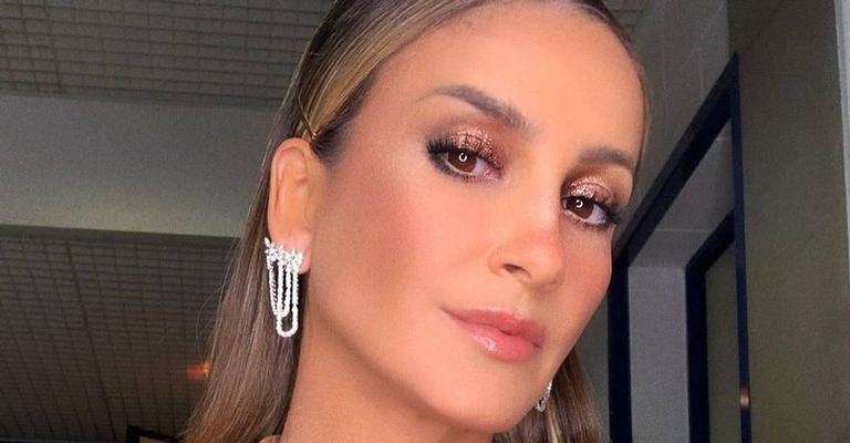 Claudia Leitte posa coladinha da filha em momento de carinho e encanta a web: ‘Louvado seja o nome de Jesus!’
