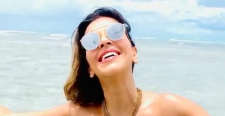 De biquíni, Mariana Rios faz performance em cenário paradisíaco e desabafa: ”Por um minuto fiquei triste”