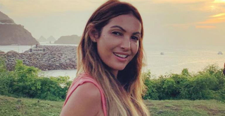 Em Noronha, Patricia Poeta posa só de cropped e ostenta barriga chapada: “Tão menininha”