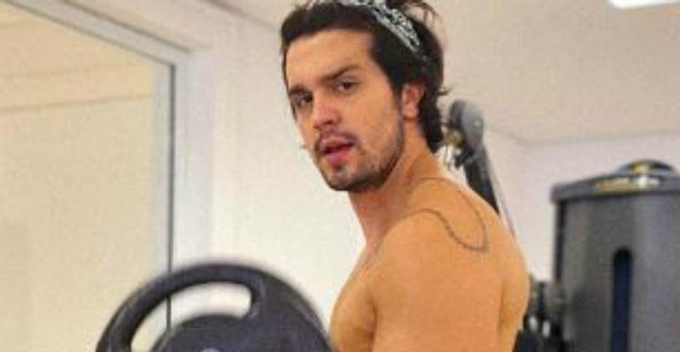 Em quarentena, Luan Santana treina sem camisa e mostra corpão musculoso nas redes