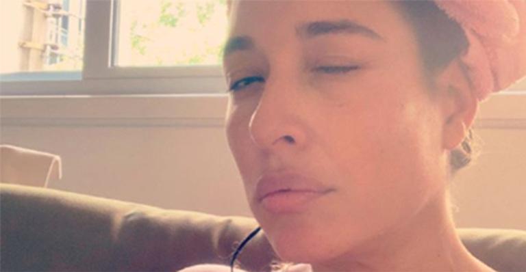 Giselle Itiê posa com o filho recém-nascido nos braços e desabafa: ”Bateu um desespero”