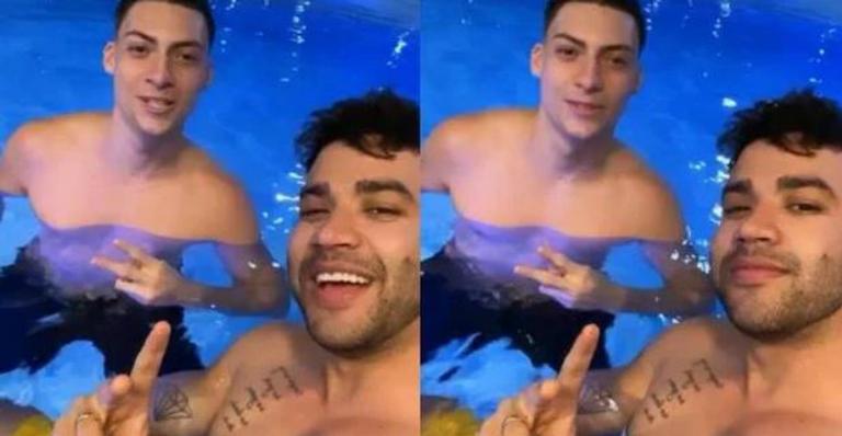 Gusttavo Lima se diverte em dia de piscina acompanhado do filho de Jair Bolsonaro