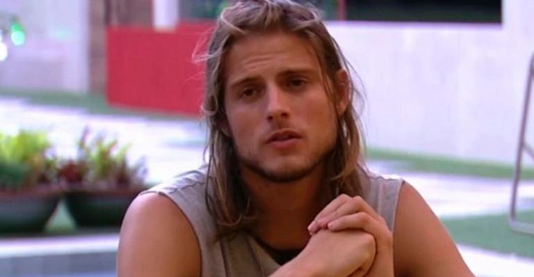 BBB20: Mesmo após alerta, Daniel enfurece web ao limpar a boca em rede: ”Porquice”