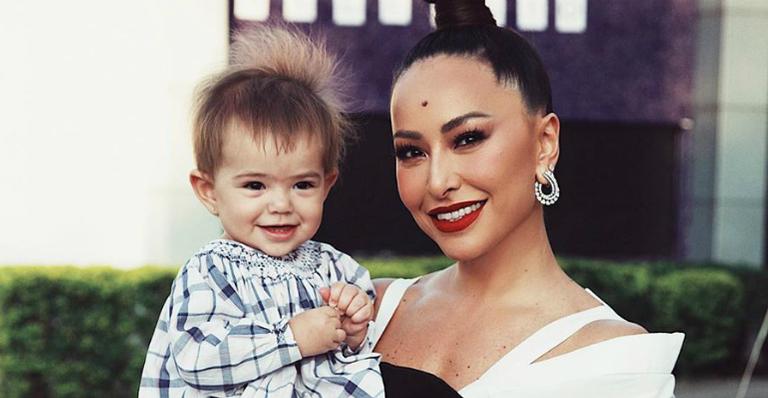 Sabrina Sato flagra Zoe passando álcool gel na família por prevenção contra o Coronavírus: ”Façam o mesmo”