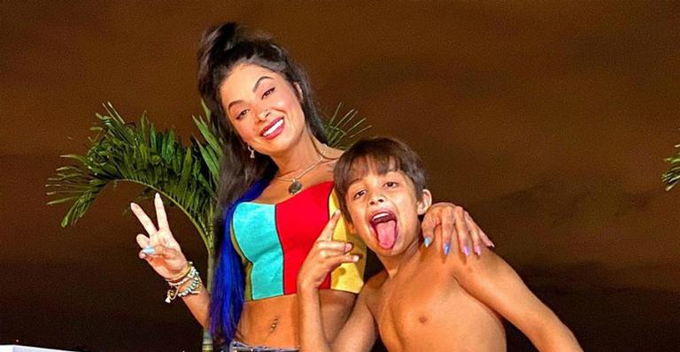 Aline Riscado surge ao lado do filho e diverte os internautas: “Seu filho é uma figura”