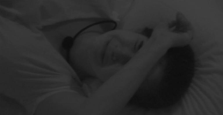 BBB20: Gizelly tem crise de choro e chama por Pyong durante a madrugada: ”Cadê você?”