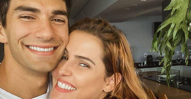 Deborah Secco declara seu amor com homenagem ao marido no dia de seu aniversário