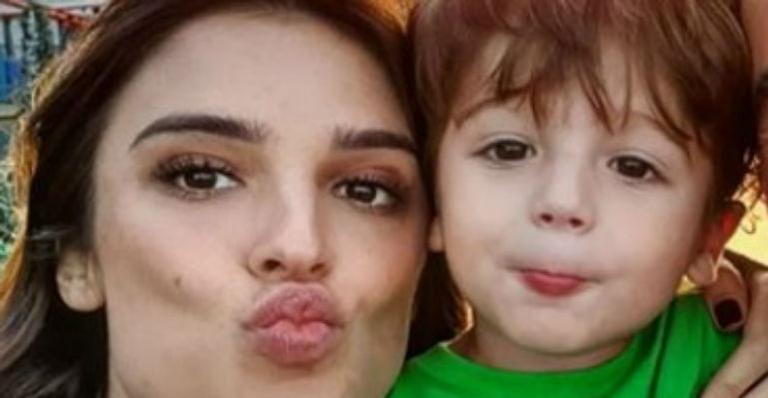 Fofura! Rafa Brites encanta web ao surgir toda sorridente em clique com o filho: ”Um amor de foto”