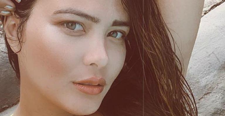 Geisy Arruda empina o bumbum em biquíni mínimo e arranca suspiros da web: ”Mulherão”