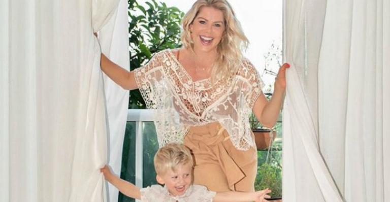 Karina Bacchi surge em momento fofíssimo com o filho e faz reflexão em tempos de reclusão: ”Estejamos em paz”