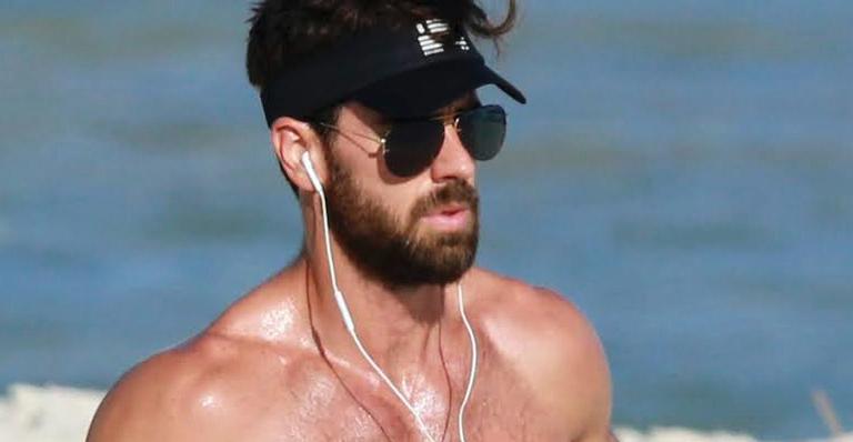 Descamisado, Marcos Pitombo corre na praia e atrai olhares com corpo musculoso